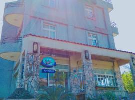 Riverside B&B, hotel en Wujie
