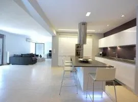 Spacious Fully Equipped 3BD 2Bath Apt in the heart of city with Balconies AC and fast WIFI #2