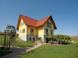 Weingut Winzerhof Gästezimmer Grebenz โรงแรมในGroßklein