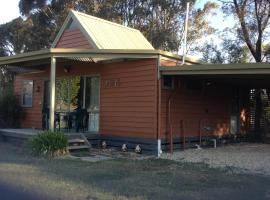 Glenfield Cottage, farm stay in Yarck