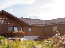 Apartmenthaus Weber, hotel con campo de golf en Arrach