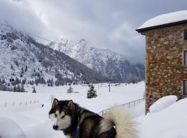 SCI AI PIEDI,PASSEGGIATE,MOUNTAIN BIKE,RELAX، فندق بالقرب من نيغريتيللا، باسو ديل تونالي