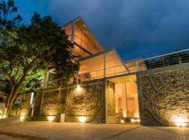 18 Faces with free drop off to Galle Fort by TukTuk, hotel v destinaci Galle