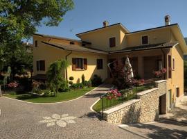Affittacamere Fulé, hotel v destinaci Fontecchio