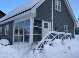 Hotel Nuuk - Apartment Nanoq: Nuuk şehrinde bir kulübe