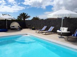 Casa volcanes, hotel in Costa Teguise