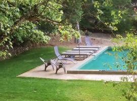 Beautiful riverside villa in Entrecasteaux, готель з басейнами у місті Entrecasteaux