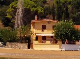 Alekos Beach Houses-Waters Edge