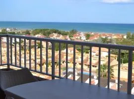 Apartamento Con Preciosas Vistas Al Mar,WIFI y piscina de temporada