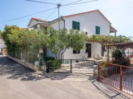 Apartment and Rooms Ruza