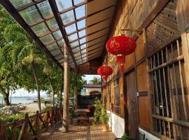 Experience Island Heritage Home, hotel in Pantai Kok