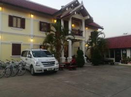 Phonepraseuth Guesthouse, hotel with parking in Luang Prabang