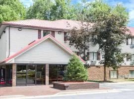 Super 8 by Wyndham Waldorf