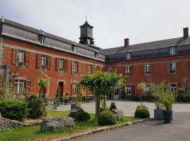 LOGIS - Château de la Motte - Hôtel & Restaurant, готель біля визначного місця Озеро Вал-Жолі, у місті Liessies