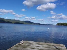 Breathtaking New Premier Lake Champlain Waterfront Escape!, beach hotel in Addison