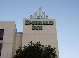 메이플우드에 위치한 주차 가능한 호텔 Emerald Inn