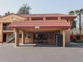 Super 8 by Wyndham Visalia