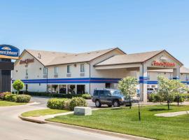 Howard Johnson by Wyndham Wichita Airport, hotel near Wichita Dwight D. Eisenhower National Airport - ICT, 