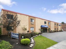 Travelodge by Wyndham Cleveland Lakewood, motel u gradu Lejkvud