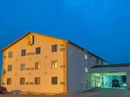 Super 8 by Wyndham Eureka/Six Flags Nearby