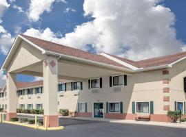 Super 8 by Wyndham Three Rivers, hotel near Swiss Valley Ski and Snowboard Area, Three Rivers