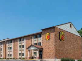 Super 8 by Wyndham St Charles, hotelli kohteessa St. Charles