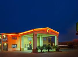 Super 8 by Wyndham San Antonio/Riverwalk Area, hotel blizu znamenitosti South Side Lions Park, San Antonio