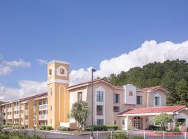 Super 8 by Wyndham Austell/Six Flags, hotel with parking in Austell