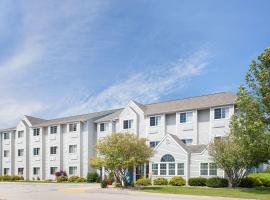 Microtel Inn and Suites Clear Lake, hotel near Mason City Municipal - MCW, 