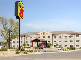 Super 8 by Wyndham Topeka at Forbes Landing、トピカのホテル