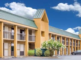 Super 8 by Wyndham Garysburg/Roanoke Rapids โรงแรมที่มีที่จอดรถในGarysburg