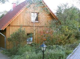 Detached holiday home with a wood stove, in the Bruchttal, hotel in Bredenborn