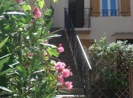 Comfortable Gite (3) in attractive Languedoc village, hotel in Magalas