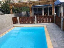 Chez Guy et Josiane, hotel com piscina em Cilaos