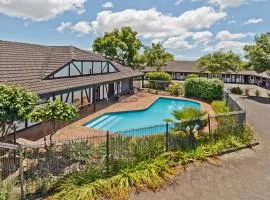 Oakwood Manor Motor Lodge