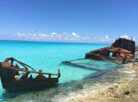 Bimini Seaside Villas - Pink Cottage with Beach View, hytte i Alice Town