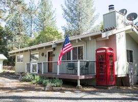 Lovely Mountain Lake Chalet by Yosemite: Equipped!, hôtel à Groveland