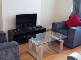 Elegant and spacious 2 bedroom, hotell i Barnet