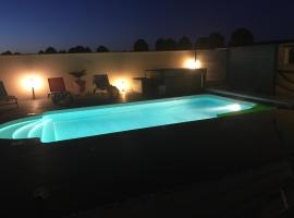 Chez Jojo & Cassi, hotel with pools in Vert-Saint-Denis