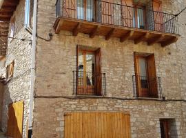 Cal Sastre, villa i Castellar de NʼHug