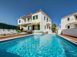 Bougainvilleas Villa - Private Pool and Parking, Nearby Beach, hótel í Altura