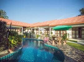 Tree Roots Retreat, hotell i Rayong