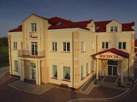 Hotel Arkada、ラバ・マゾビエツカの駐車場付きホテル