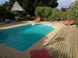 lodge con piscina privada, parcela de campo., complejo de cabañas en Algarrobo