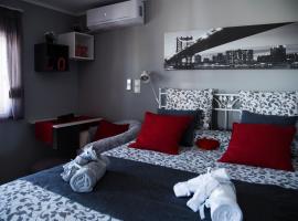 Romeo & Juliet -Modern & Stylish Apartment With City View in Egaleo-Athens, hótel í Aþenu