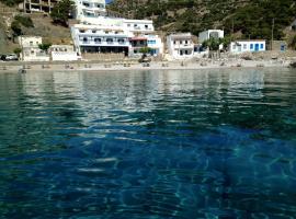 TO VOTSALO-beach side studios & taverna, hotell i Karpathos