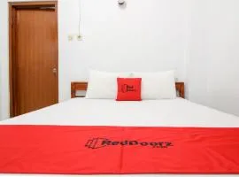 RedDoorz Plus near Alun Alun Selatan
