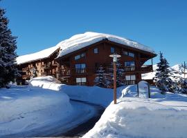 Premium Les Alpages de Chantel: Arc 1800, Arpette Ski Lift yakınında bir otel
