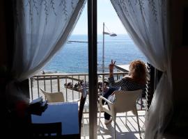 777 Beach Guesthouse, bed and breakfast v destinaci Paphos City