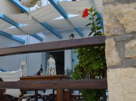 Stella's traditional house., familiehotel in Alonissos stad